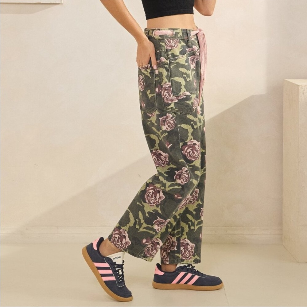 NWT Veveret Camo Floral Barrel Jeans - Picture 3 of 9